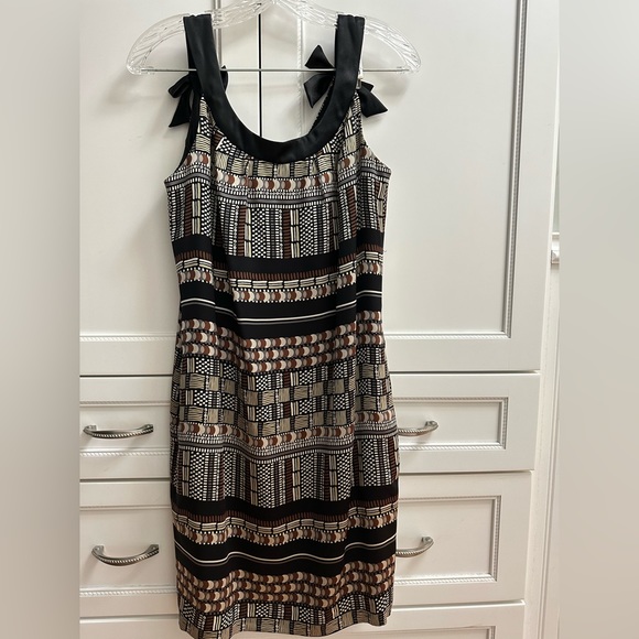 Carmen Marc Valvo Dresses & Skirts - Carmen Marc Vavlo size 4 silk dress
